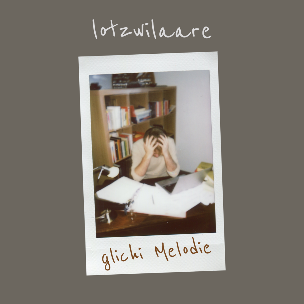 Cover von glichi Melodie. Eine Sofortbildaufnahme zeigt eine am Pult sitzende Person, mit dem Kopf in die Hände gestützt. Die Arbeitsfläche ist unaufgeräumt. Über der Aufnahme steht der Bandname "lotzwilaare", unten am Foto ist der Name der Single, glichi Melodie, notiert.
