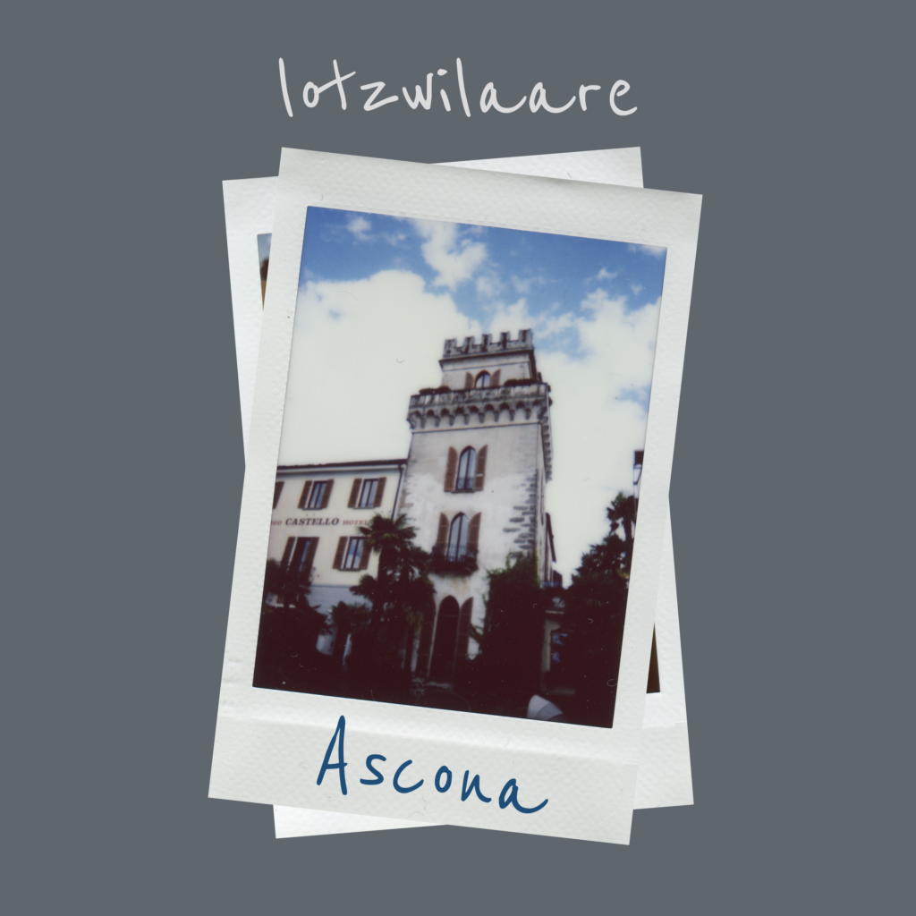 Cover von Ascona. Eine Sofortbildaufnahme zeigt die Fassade eines Gebäudes vor einem leicht bewölkten Himmel. Das Gebäude hat einen Turm, welcher an eine Burg erinnert. Um das Gebäude herum wachsen Palmen. Über der Aufnahme steht der Bandname "lotzwilaare", unten am Foto ist der Name der Single, Ascona notiert.